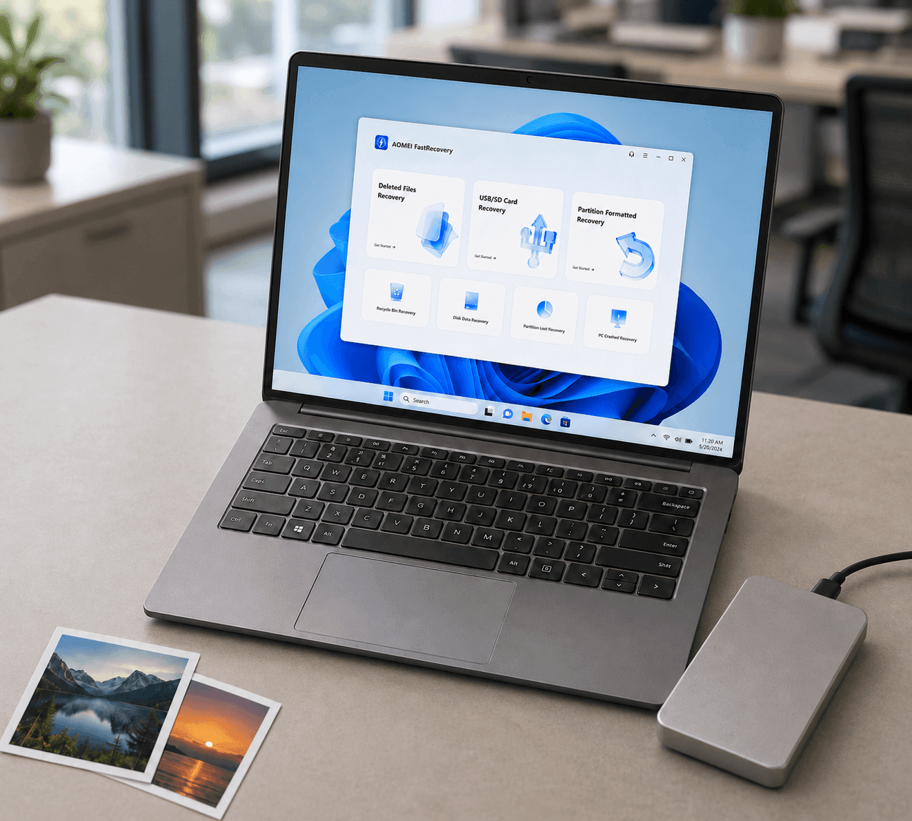 外接硬碟旁的筆記型電腦上的AOMEI FastRecovery